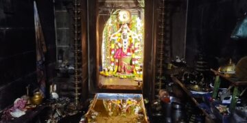 மயிலாடுதுறை மாயூரநாதர் ஆலயத்தில் உலக நன்மை வேண்டி அபயாம்பிகை அம்மனுக்கு நெய்க்குள தரிசனம் அம்மனின் பிம்பத்திற்கு தீபாரதணை