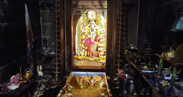 மயிலாடுதுறை மாயூரநாதர் ஆலயத்தில் உலக நன்மை வேண்டி அபயாம்பிகை அம்மனுக்கு நெய்க்குள தரிசனம் அம்மனின் பிம்பத்திற்கு தீபாரதணை