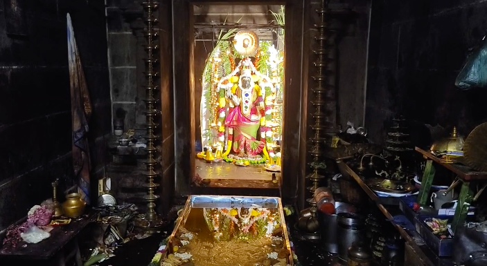 மயிலாடுதுறை மாயூரநாதர் ஆலயத்தில் உலக நன்மை வேண்டி அபயாம்பிகை அம்மனுக்கு நெய்க்குள தரிசனம் அம்மனின் பிம்பத்திற்கு தீபாரதணை