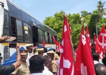 சீர்காழி தலைமை தபால் நிலையம் முன்பு ஐக்கிய விவசாய முன்னணி சங்கம் சார்பாக பல்வேறு கோரிக்கை