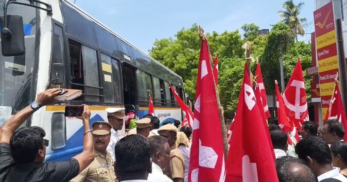 சீர்காழி தலைமை தபால் நிலையம் முன்பு ஐக்கிய விவசாய முன்னணி சங்கம் சார்பாக பல்வேறு கோரிக்கை
