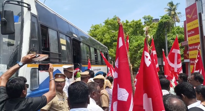 சீர்காழி தலைமை தபால் நிலையம் முன்பு ஐக்கிய விவசாய முன்னணி சங்கம் சார்பாக பல்வேறு கோரிக்கை