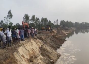 வழுதலைக்குடி கிராமத்தில் விதிமுறைகளை மீறி 40 அடி ஆழத்திற்கு மண் எடுப்பதன் காரணமாக நிலத்தடி நீர்மட்டம் பாதிப்பு