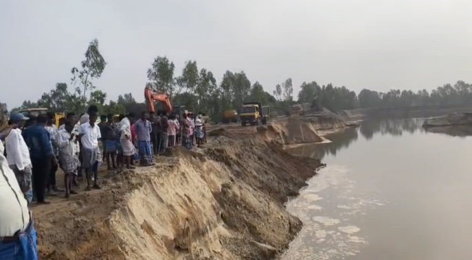 வழுதலைக்குடி கிராமத்தில் விதிமுறைகளை மீறி 40 அடி ஆழத்திற்கு மண் எடுப்பதன் காரணமாக நிலத்தடி நீர்மட்டம் பாதிப்பு
