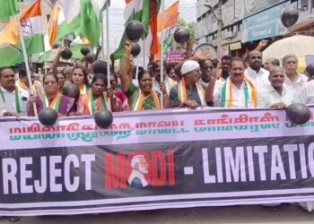 நாடாளுமன்ற தொகுதி வரையறைக்கு எதிர்ப்பு தெரிவித்து காங்கிரஸ் கட்சி சார்பில் கருப்பு பலூன்களுடன் பேரணி