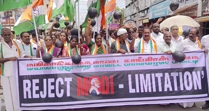 நாடாளுமன்ற தொகுதி வரையறைக்கு எதிர்ப்பு தெரிவித்து காங்கிரஸ் கட்சி சார்பில் கருப்பு பலூன்களுடன் பேரணி