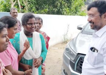 திருவாரூர் சமூக நீதி விடுதியில் திடீர் ஆய்வு மதிய உணவை சாப்பிட்டு பார்த்து அதன் தரத்தை சோதித்தார்