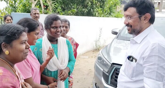 திருவாரூர் சமூக நீதி விடுதியில் திடீர் ஆய்வு மதிய உணவை சாப்பிட்டு பார்த்து அதன் தரத்தை சோதித்தார்