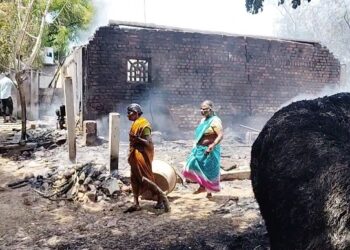 திருவாரூரில் திடீர் தீ விபத்தில் அருகே இருந்த ஏழு வீடுகள் எரிந்து சேதம் DMKபூண்டி கலைவாணன் நேரில் ஆறுதல்
