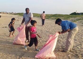 நாகை பழைய கடற்கரையை மீட்டெடுத்த சிறுவர்கள்: 1 டன் கழிவுகளை அகற்றி நகராட்சியிடம் ஒப்படைத்த ‘வீ தி லீடர்ஸ்’