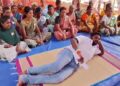 பஞ்சாயத்து நிர்வாகம் நடத்துகிறார்களா? இல்லை மணி ஆட்டுகிறார்களா? கிராம சபை கூட்டத்தில் பாயில் படுத்துக்கொண்டு சரமாரி கேள்விகள்