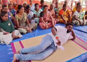பஞ்சாயத்து நிர்வாகம் நடத்துகிறார்களா? இல்லை மணி ஆட்டுகிறார்களா? கிராம சபை கூட்டத்தில் பாயில் படுத்துக்கொண்டு சரமாரி கேள்விகள்