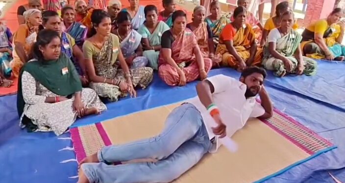 பஞ்சாயத்து நிர்வாகம் நடத்துகிறார்களா? இல்லை மணி ஆட்டுகிறார்களா? கிராம சபை கூட்டத்தில் பாயில் படுத்துக்கொண்டு சரமாரி கேள்விகள்