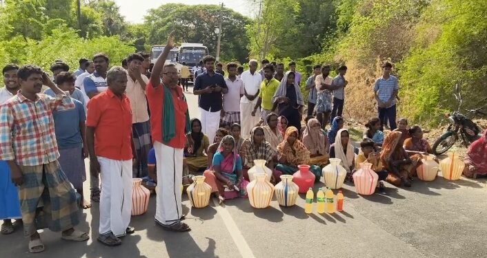 சீர்காழி அருகே குடிநீர் தட்டுப்பாடு – காலி குடங்களுடன் பொதுமக்கள் சாலை மறியல்
