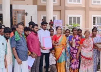 சீர்காழி அருகே 10 ஆண்டுகளாகத் தூர்வாரப்படாத குளம்: நிலத்தடி நீர்மட்டம் குறைந்து மக்கள் தவிப்பு