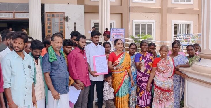 சீர்காழி அருகே 10 ஆண்டுகளாகத் தூர்வாரப்படாத குளம்: நிலத்தடி நீர்மட்டம் குறைந்து மக்கள் தவிப்பு