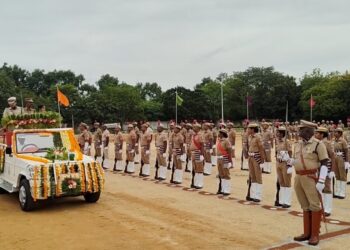 திருவள்ளூர் விளையாட்டு மைதானத்தில் நடந்த சுதந்திர தினவிழா கும்மிடிப்பூண்டி சட்டமன்ற உறுப்பினரை  அதிகாரிகள் கண்டு கொள்ளவில்லை என சம்பவம்