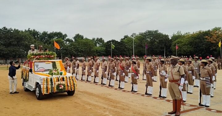 திருவள்ளூர் விளையாட்டு மைதானத்தில் நடந்த சுதந்திர தினவிழா கும்மிடிப்பூண்டி சட்டமன்ற உறுப்பினரை  அதிகாரிகள் கண்டு கொள்ளவில்லை என சம்பவம்