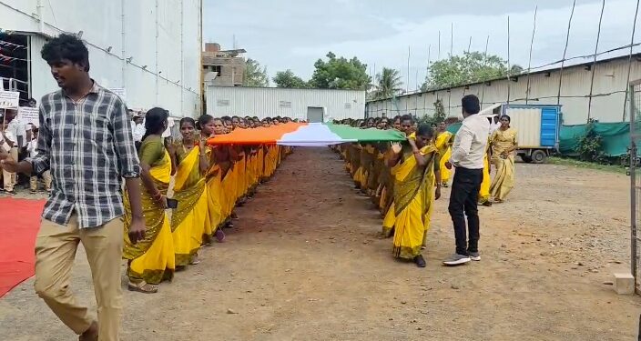திருவாரூரில் 80வது சுதந்திர தினத்தை முன்னிட்டு 80 மீட்டர் நீளமுள்ள மூவர்ண கொடி தேசப்பற்று குறித்து விழிப்புணர்வு