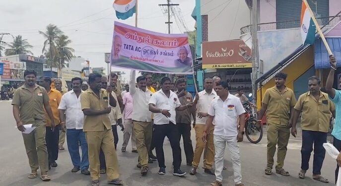 காந்தி சிலைக்கு டாட்டா ஏசி ஓட்டுநர் நலச் சங்கத்தினர் மாலை மரியாதை