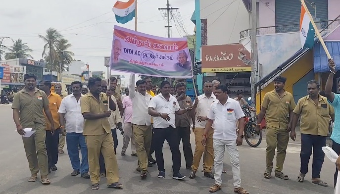 காந்தி சிலைக்கு டாட்டா ஏசி ஓட்டுநர் நலச் சங்கத்தினர் மாலை மரியாதை