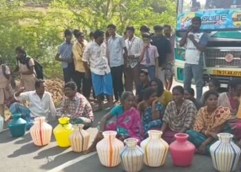மயிலாடுதுறை மாவட்டத்தில் காலி குடங்களுடன் குடிநீருக்காக அலையும் பொதுமக்கள் பற்றி ஒரு செய்தி தொகுப்பு