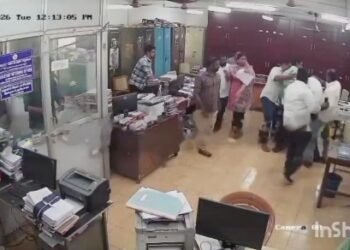 மயிலாடுதுறை மாவட்டத்தில் காலி குடங்களுடன் குடிநீருக்காக அலையும் பொதுமக்கள் பற்றி ஒரு செய்தி தொகுப்பு