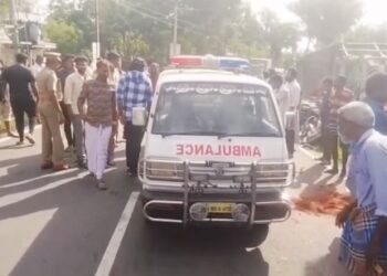 வரலட்சுமி நோன்பை முன்னிட்டு, மயிலாடுதுறை மாவட்டத்தில் வீடுகளில் பெண்கள் சுமங்கலி வரம் வேண்டி, குத்துவிளக்கு பூஜை