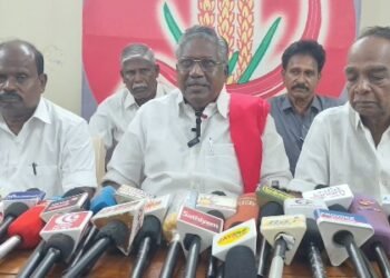 வரலட்சுமி நோன்பை முன்னிட்டு, மயிலாடுதுறை மாவட்டத்தில் வீடுகளில் பெண்கள் சுமங்கலி வரம் வேண்டி, குத்துவிளக்கு பூஜை