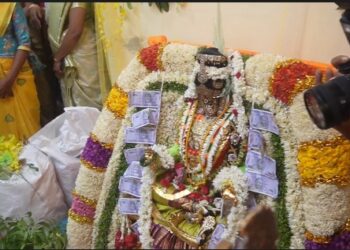 வரலட்சுமி நோன்பை முன்னிட்டு, மயிலாடுதுறை மாவட்டத்தில் வீடுகளில் பெண்கள் சுமங்கலி வரம் வேண்டி, குத்துவிளக்கு பூஜை