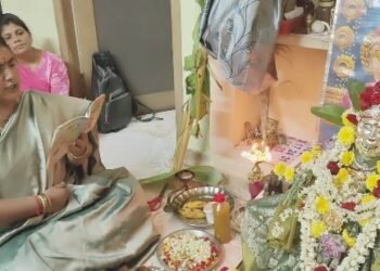 வரலட்சுமி நோன்பை முன்னிட்டு, மயிலாடுதுறை மாவட்டத்தில் வீடுகளில் பெண்கள் சுமங்கலி வரம் வேண்டி, குத்துவிளக்கு பூஜை