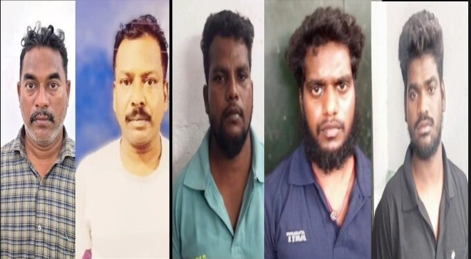 வரலட்சுமி நோன்பை முன்னிட்டு, மயிலாடுதுறை மாவட்டத்தில் வீடுகளில் பெண்கள் சுமங்கலி வரம் வேண்டி, குத்துவிளக்கு பூஜை