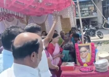 வரலட்சுமி நோன்பை முன்னிட்டு, மயிலாடுதுறை மாவட்டத்தில் வீடுகளில் பெண்கள் சுமங்கலி வரம் வேண்டி, குத்துவிளக்கு பூஜை
