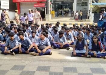 வரலட்சுமி நோன்பை முன்னிட்டு, மயிலாடுதுறை மாவட்டத்தில் வீடுகளில் பெண்கள் சுமங்கலி வரம் வேண்டி, குத்துவிளக்கு பூஜை