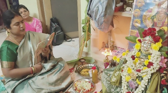 வரலட்சுமி நோன்பை முன்னிட்டு, மயிலாடுதுறை மாவட்டத்தில் வீடுகளில் பெண்கள் சுமங்கலி வரம் வேண்டி, குத்துவிளக்கு பூஜை