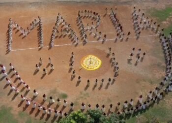வரலட்சுமி நோன்பை முன்னிட்டு, மயிலாடுதுறை மாவட்டத்தில் வீடுகளில் பெண்கள் சுமங்கலி வரம் வேண்டி, குத்துவிளக்கு பூஜை