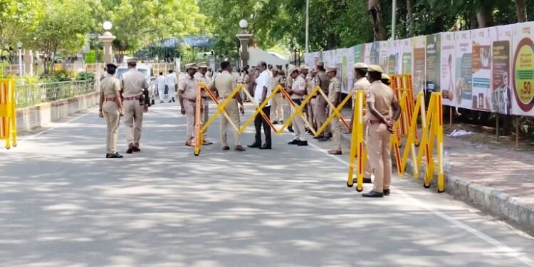 தரங்கம்பாடி துணை சார்பதிவாளர் அலுவலகத்தில் லஞ்ச ஒழிப்பு போலீஸ் திடீர் சோதனை – 49,445 பறிமுதல்