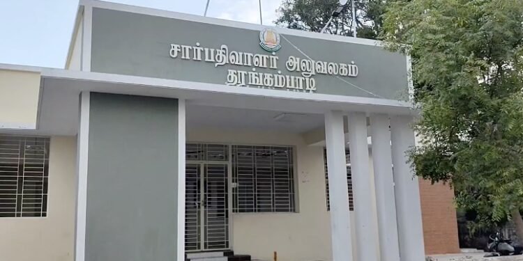 தரங்கம்பாடி துணை சார்பதிவாளர் அலுவலகத்தில் லஞ்ச ஒழிப்பு போலீஸ் திடீர் சோதனை – 49,445 பறிமுதல்