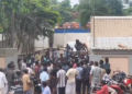 திருவாரூர் ஊழியர்கள் போராட்டம் காரணமாக அரசு டாஸ்மாக் கடைகள் மூடப்பட்டதை தொடர்ந்து சுவர் ஏறிகுதித்து மதுவாங்கிய மதுபிரியர்கள்