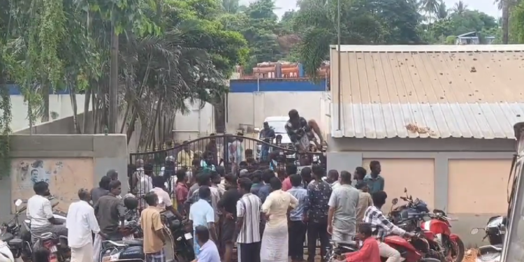திருவாரூர் ஊழியர்கள் போராட்டம் காரணமாக அரசு டாஸ்மாக் கடைகள் மூடப்பட்டதை தொடர்ந்து சுவர் ஏறிகுதித்து மதுவாங்கிய மதுபிரியர்கள்