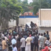 திருவாரூர் ஊழியர்கள் போராட்டம் காரணமாக அரசு டாஸ்மாக் கடைகள் மூடப்பட்டதை தொடர்ந்து சுவர் ஏறிகுதித்து மதுவாங்கிய மதுபிரியர்கள்