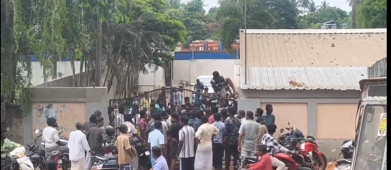 திருவாரூர் ஊழியர்கள் போராட்டம் காரணமாக அரசு டாஸ்மாக் கடைகள் மூடப்பட்டதை தொடர்ந்து சுவர் ஏறிகுதித்து மதுவாங்கிய மதுபிரியர்கள்