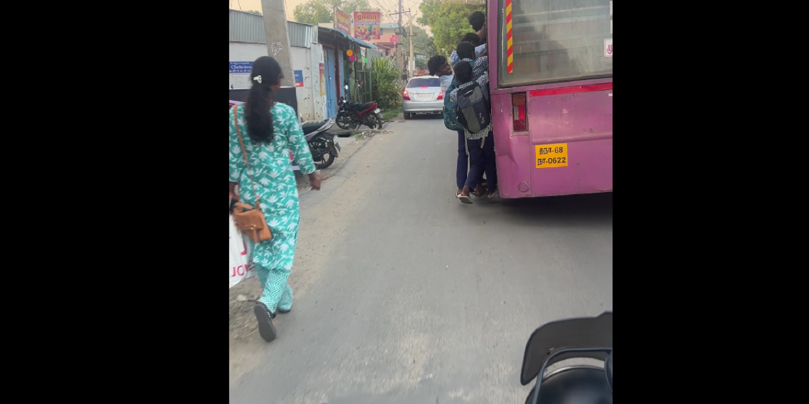 பேருந்து மெதுவாக சென்றதால் அதிர்ஷ்டவசமாக உயிர் தப்பினான், வீடியோ