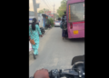 பேருந்து மெதுவாக சென்றதால் அதிர்ஷ்டவசமாக உயிர் தப்பினான், வீடியோ