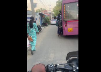 பேருந்து மெதுவாக சென்றதால் அதிர்ஷ்டவசமாக உயிர் தப்பினான், வீடியோ