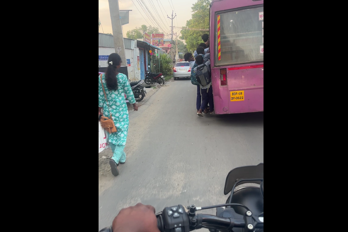 பேருந்து மெதுவாக சென்றதால் அதிர்ஷ்டவசமாக உயிர் தப்பினான், வீடியோ