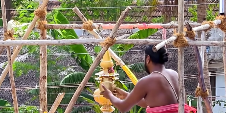 செங்கல்பட்டு பாலாற்று மேம்பாலத்தில் நடுவில் கார் தீப்பிடித்து எறிந்தது. கடும் போக்குவரத்து நெரிசல்