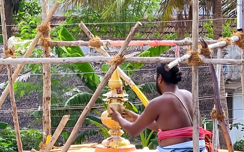 செங்கல்பட்டு பாலாற்று மேம்பாலத்தில் நடுவில் கார் தீப்பிடித்து எறிந்தது. கடும் போக்குவரத்து நெரிசல்