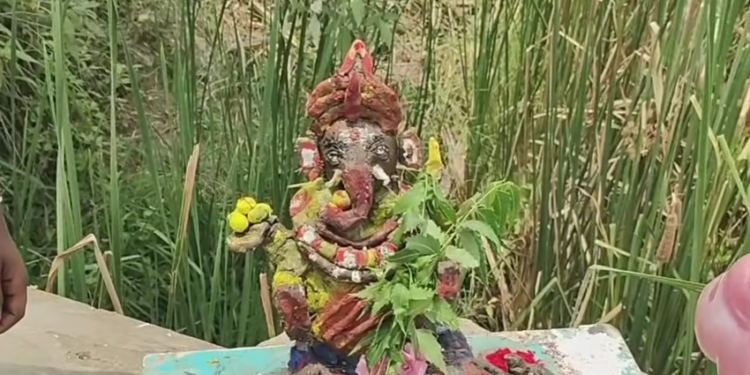 செங்கல்பட்டு பாலாற்று மேம்பாலத்தில் நடுவில் கார் தீப்பிடித்து எறிந்தது. கடும் போக்குவரத்து நெரிசல்