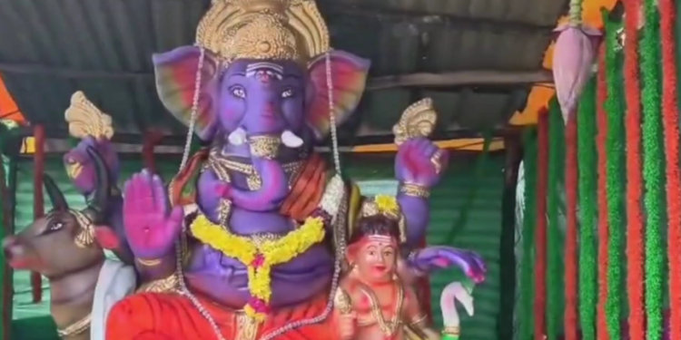 செங்கல்பட்டு பாலாற்று மேம்பாலத்தில் நடுவில் கார் தீப்பிடித்து எறிந்தது. கடும் போக்குவரத்து நெரிசல்